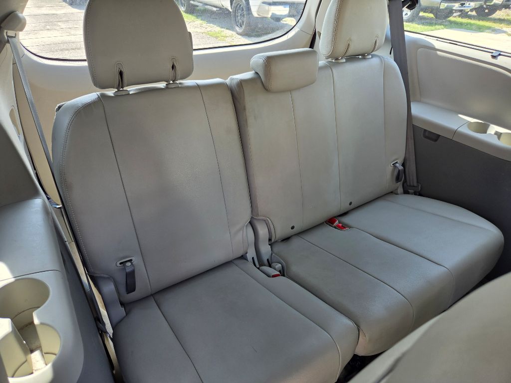 2012 Toyota Sienna XLE - Photo 35