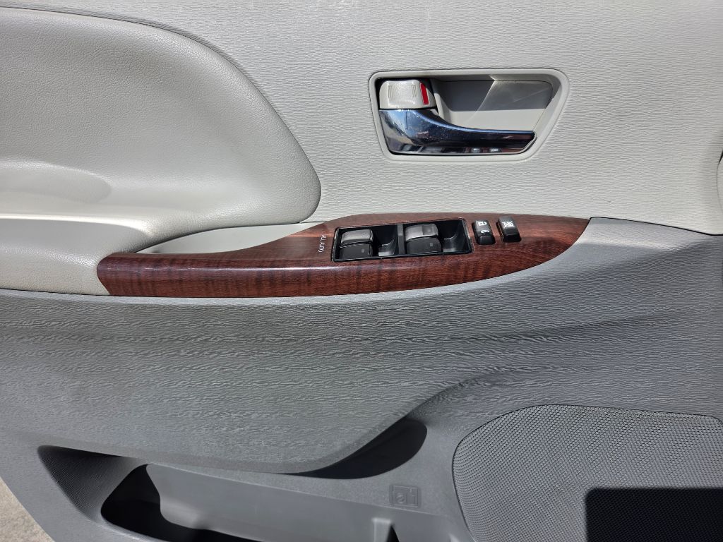 2012 Toyota Sienna XLE - Photo 12