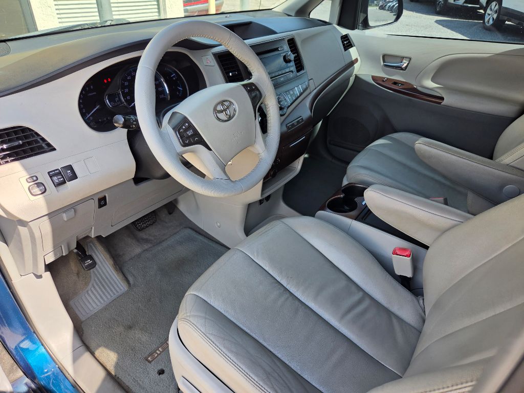 2012 Toyota Sienna XLE - Photo 13