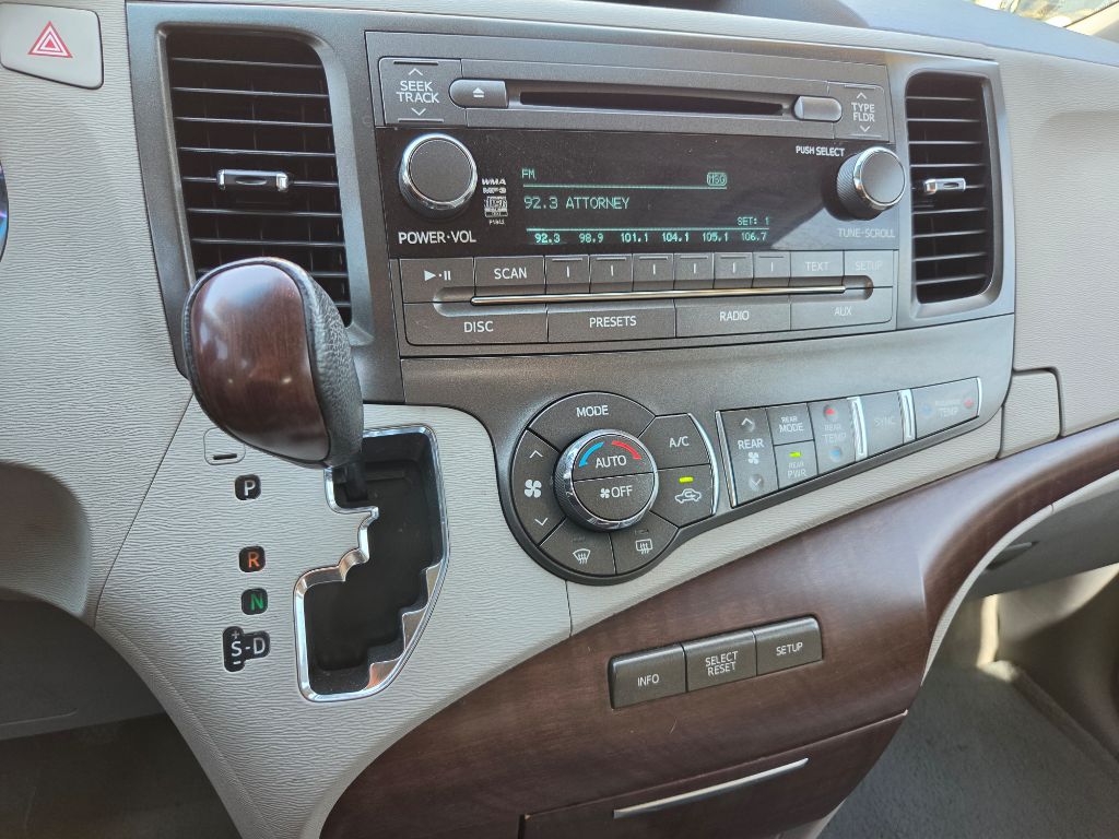 2012 Toyota Sienna XLE - Photo 20