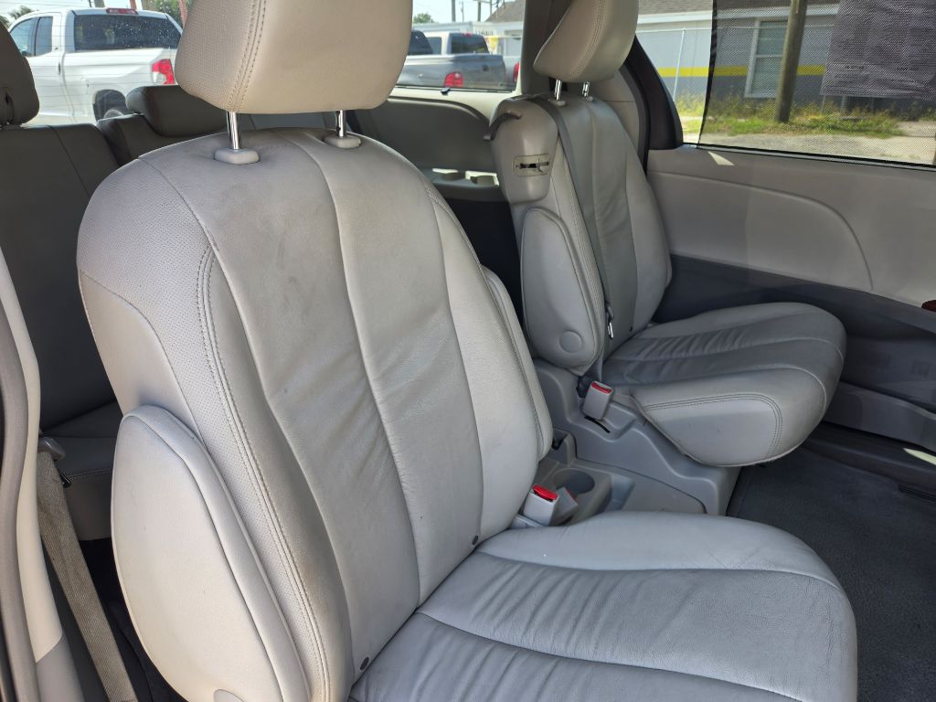 2012 Toyota Sienna XLE - Photo 38