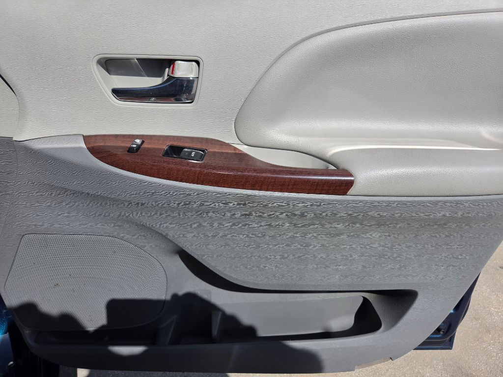 2012 Toyota Sienna XLE - Photo 40