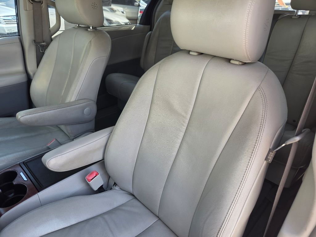 2012 Toyota Sienna XLE - Photo 16