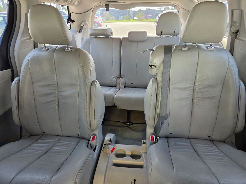 2012 Toyota Sienna XLE - Photo 24